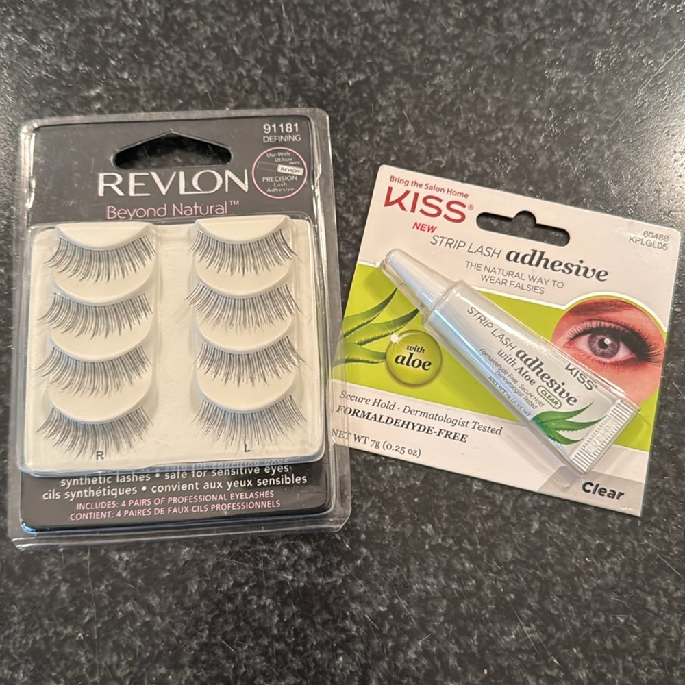 Revlon: Beyond Natural Lashes w/Lash Adhesive